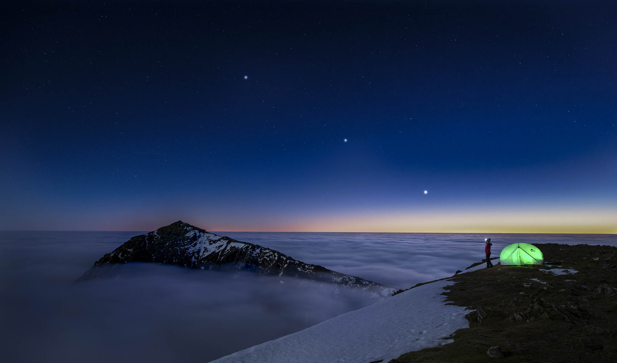 上面三颗很亮的星点是木星，土星和金星。